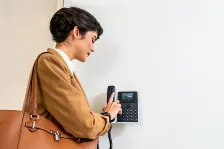 Telefono Ip Hp Poly 82m86aa Edge E100/telfono Ip 8 Lineas Pantalla A Color 2.8 Puerto Gigabit 2 Usb-c 1 Poe Nfc