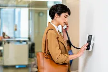 Telefono Ip Hp Poly 82m86aa Edge E100/telfono Ip 8 Lineas Pantalla A Color 2.8 Puerto Gigabit 2 Usb-c 1 Poe Nfc